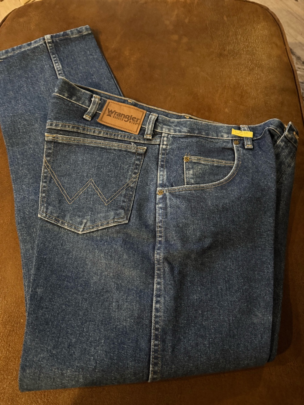 Men’s Wrangler Rugged Wear Medium Blue Straight Leg Jeans Sz 36 x 32 Like New!